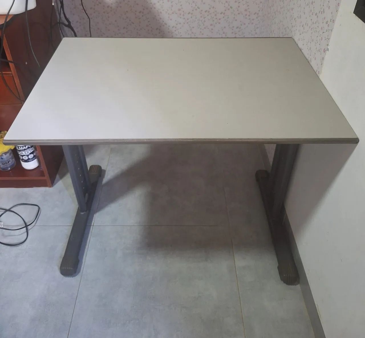 Mesa de ferro com tampo madeira
