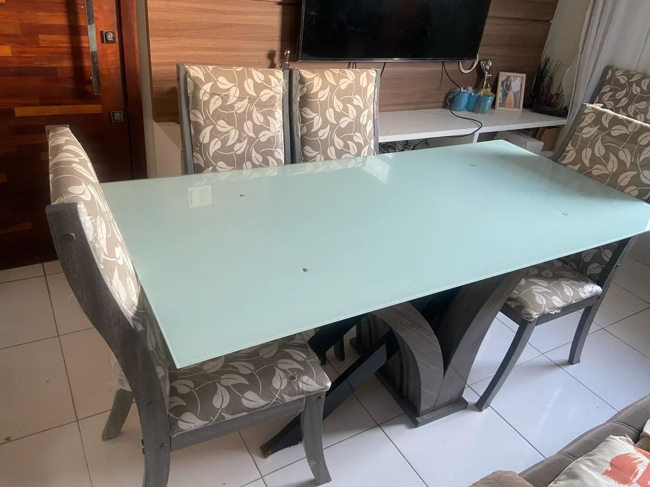 Mesa com 6 cadeiras 