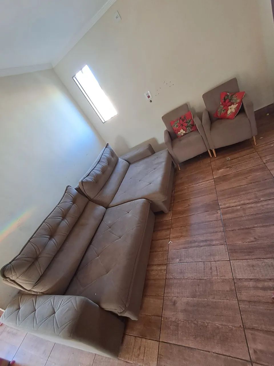 Sofá, cama queen com cabeceira e poltronas - Foto 2