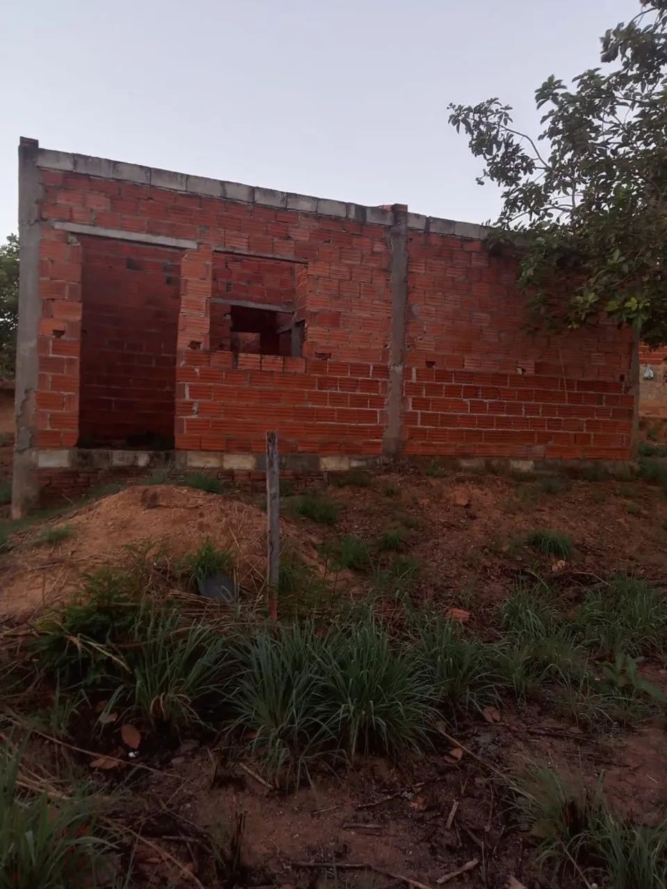 VENDE-SE LOTE COM CASA EM CONSTRUÇÃO. - Foto 2