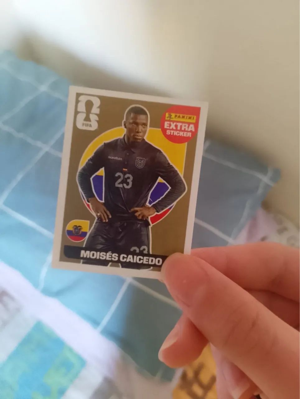 Figurinha extra sticker Moisés caicedo ouro - Foto 3