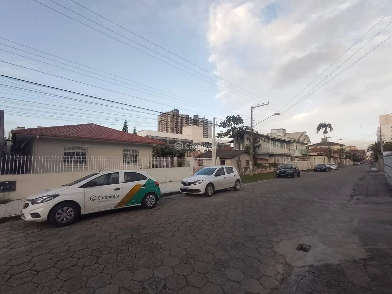 Casa para Alugar com 3 Dormitórios, Reformada e com Vaga para 2 Carros - Foto 2