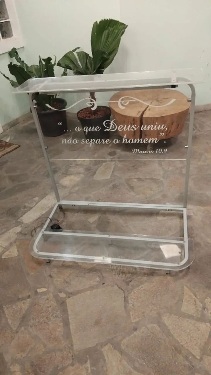 Genuflexório em acrílico para casamentos