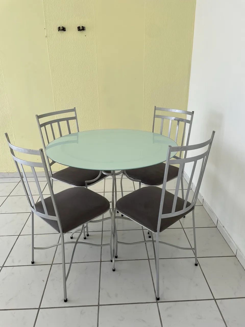Mesa com quatro cadeiras de ferro