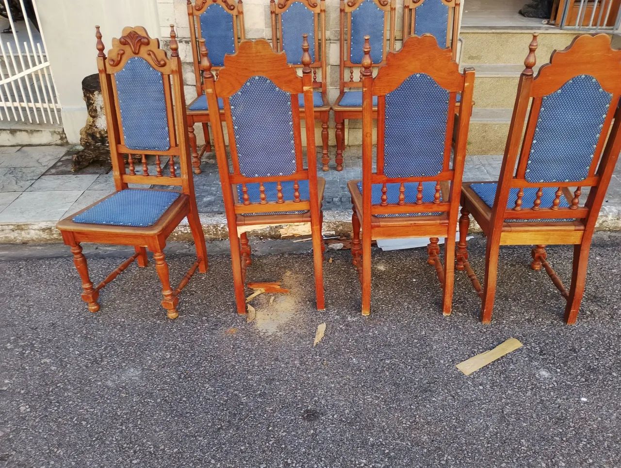 6 cadeiras colonial usadas 250 reais a unidade  - Foto 4