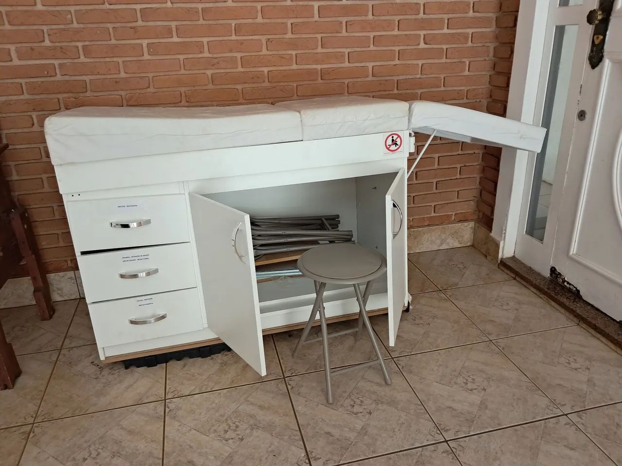 Maca  com armário e 4 banquetinhas para estética 