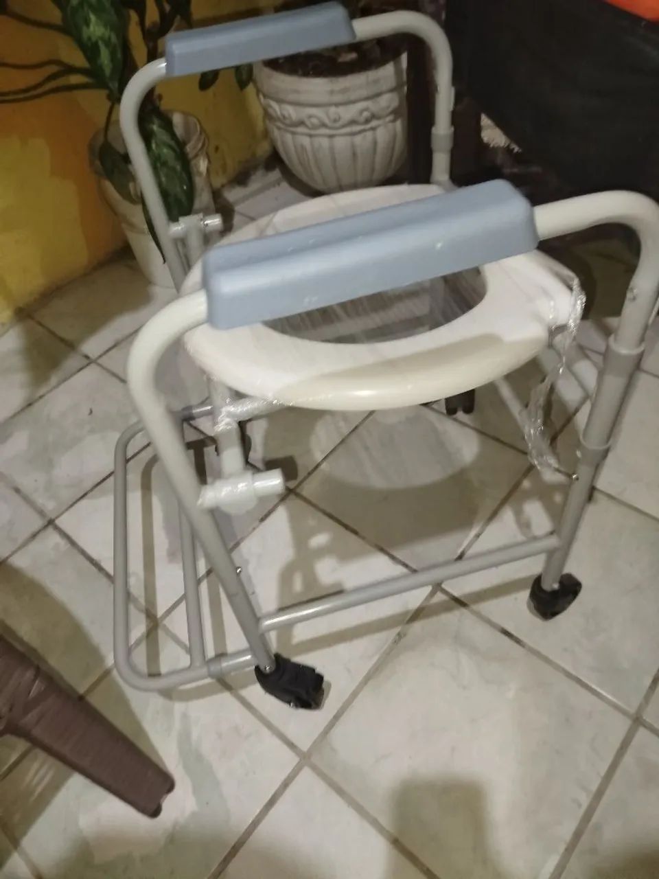 Cadeira de rodas de banho NOVA  - Foto 3