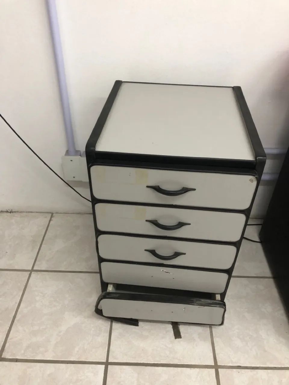 Armário com gavetas 