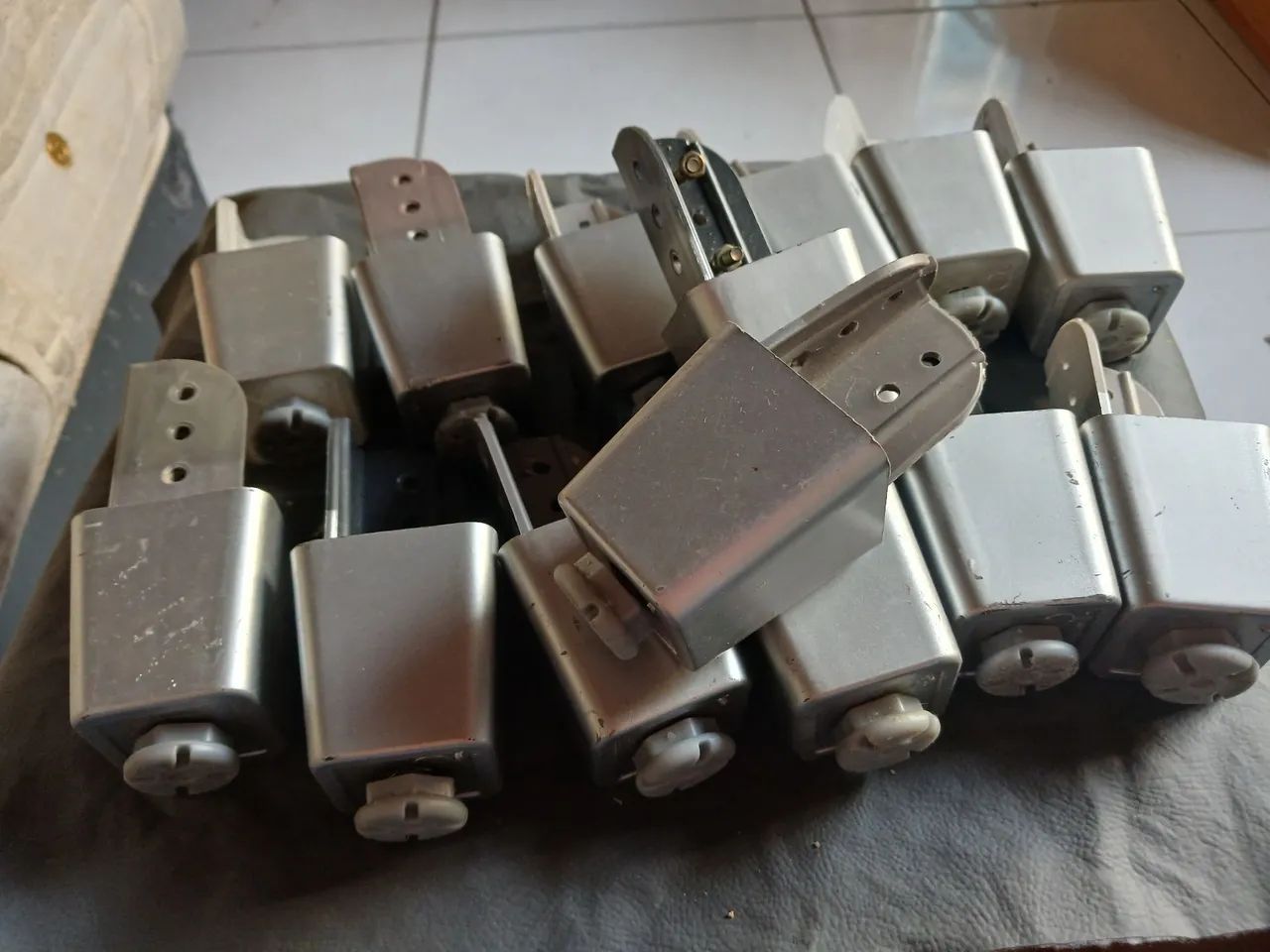 Lote com 14 pés de móveis