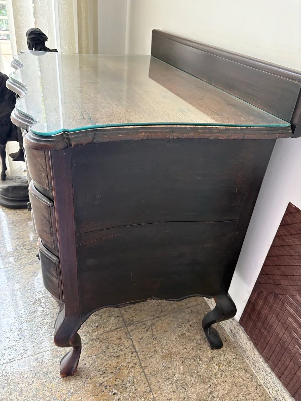 Cômoda Bombê Antiga Estilo Luís XV - 84cm com Tampo de Vidro  - Foto 4