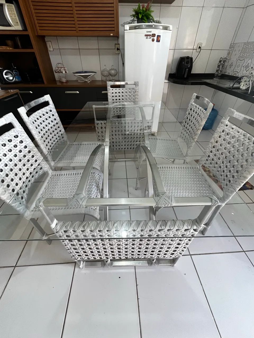 Linda mesa com tampo de vidro e 6 cadeiras  - Foto 4