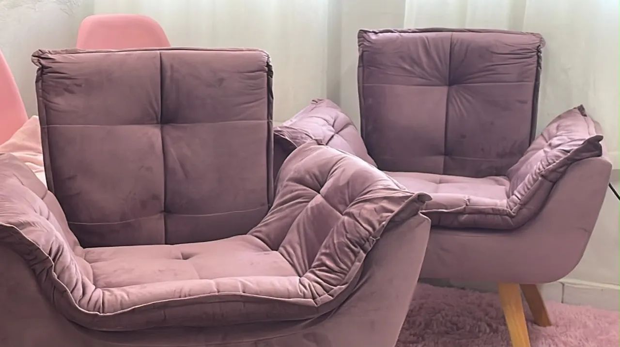 Duas Poltronas Juntas Vintage Rosa com pernas de madeiras 