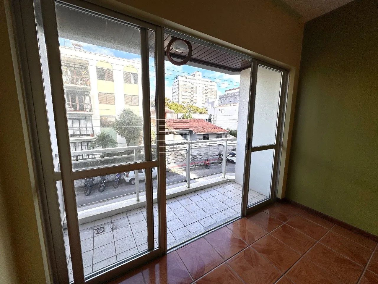 Apartamento amplo com 3 dormitórios em Coqueiros - Foto 4