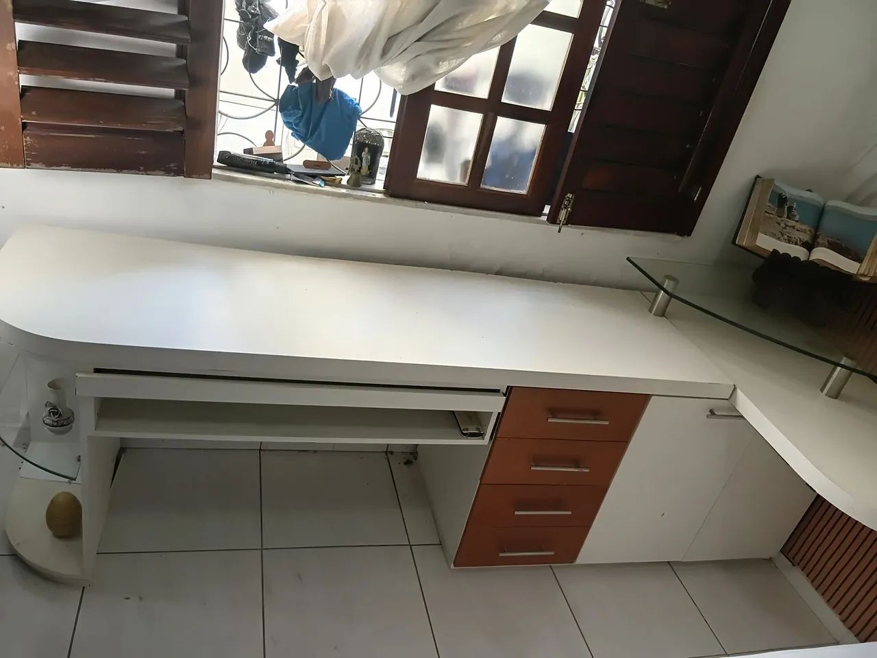 Escrivania grande  com gaveta e bau. 
