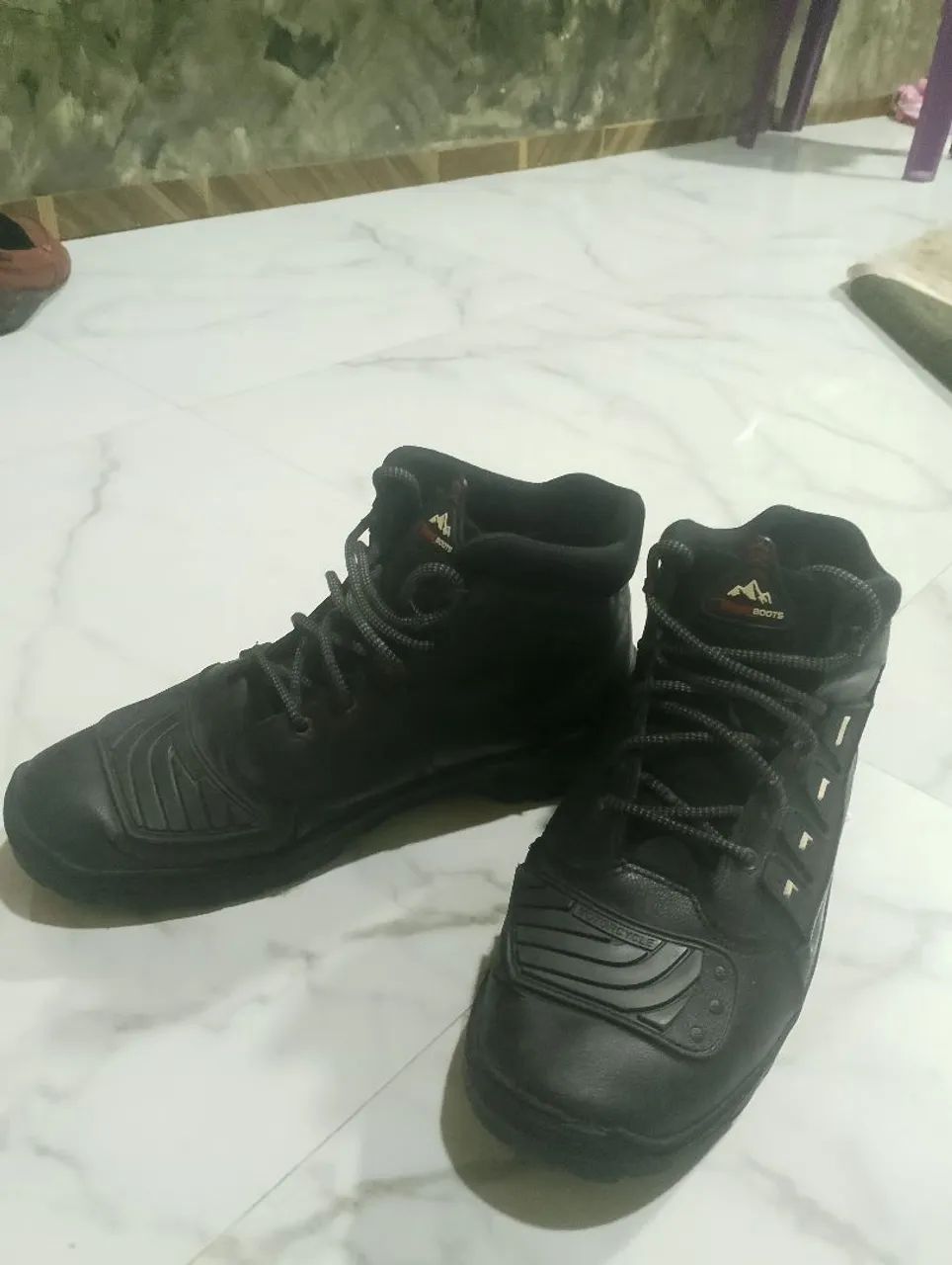 Bota adventure cano médio couro resistente  - Foto 5