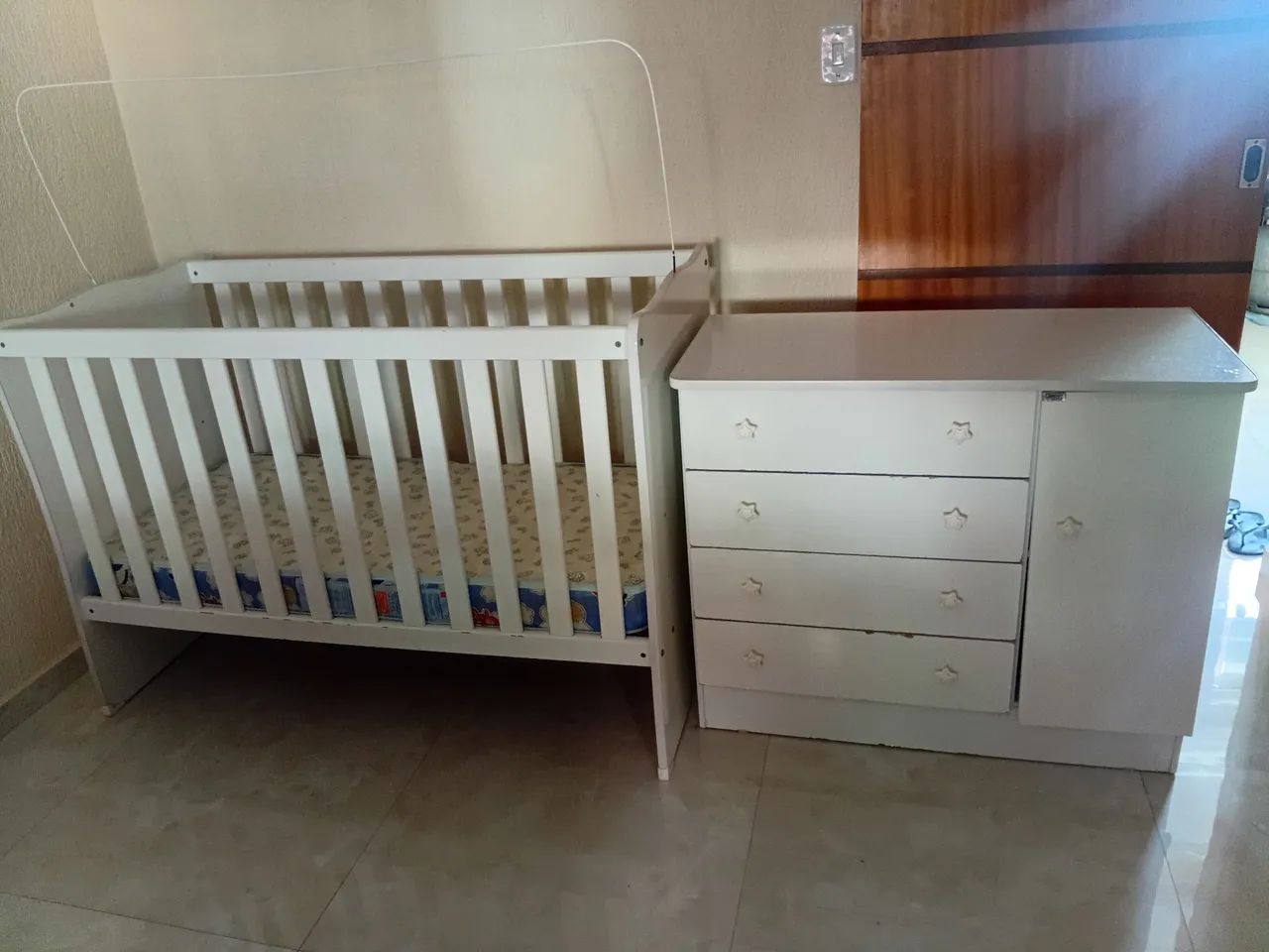 Vendo jogo  de berço e cômoda semi usado já  com o colchão 