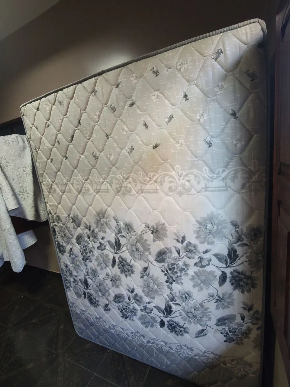 VENSO CAMA DE CASAL POUCO USADA  - Foto 2