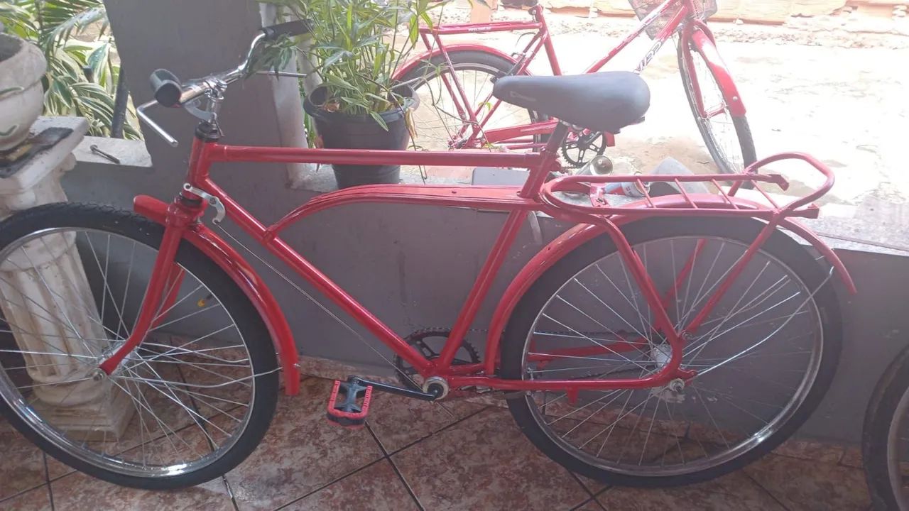 Bicicleta relíquia vermelha 