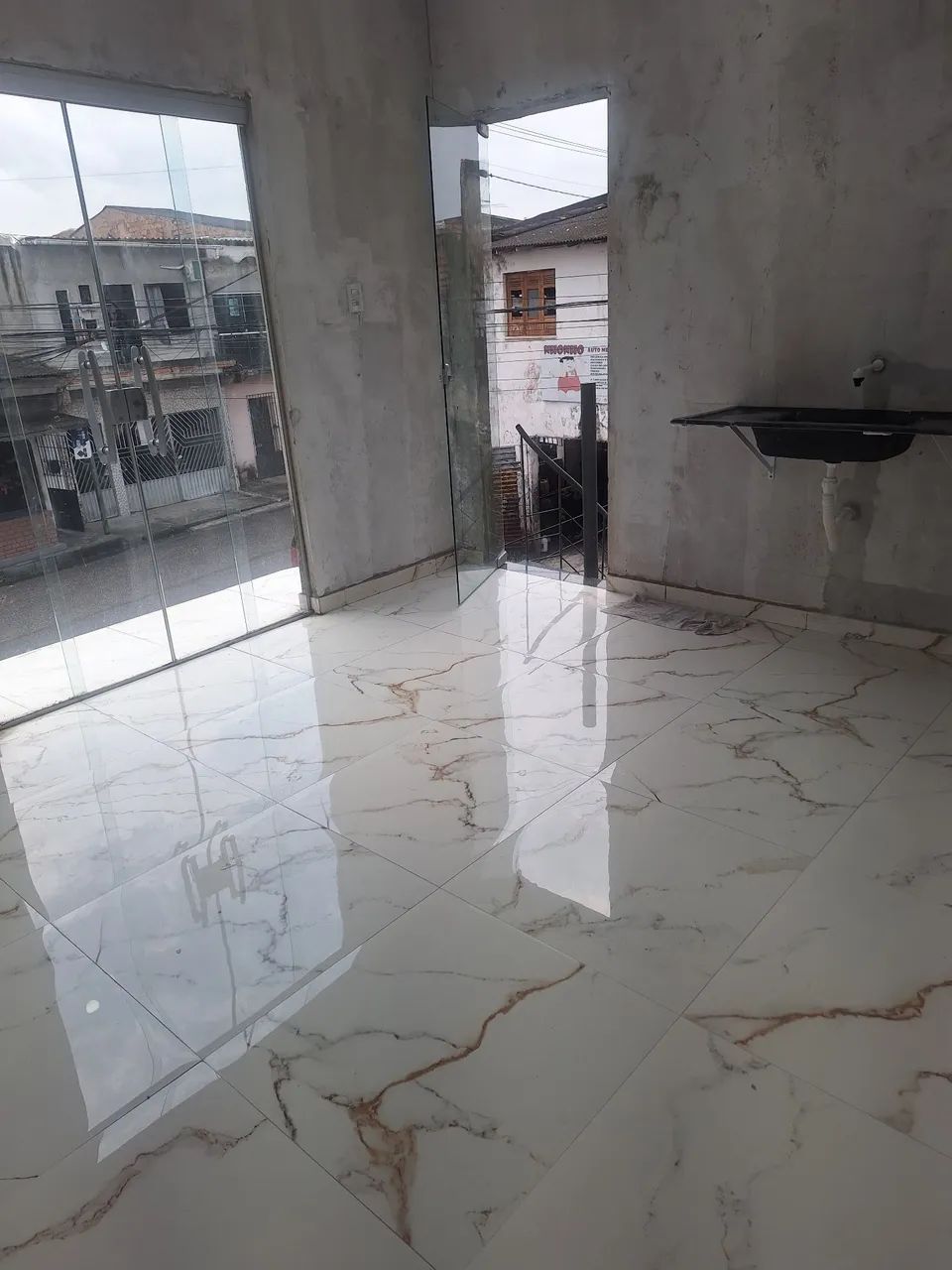 CASA ALTA E BAIXO COM PONTO COMERCIAL 