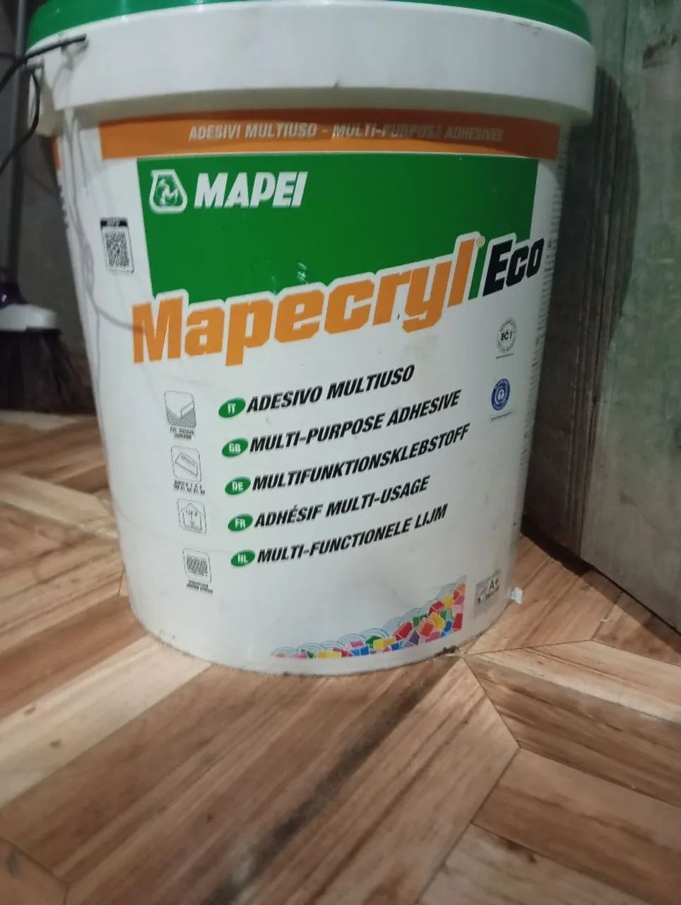 Vendo um balde de cola