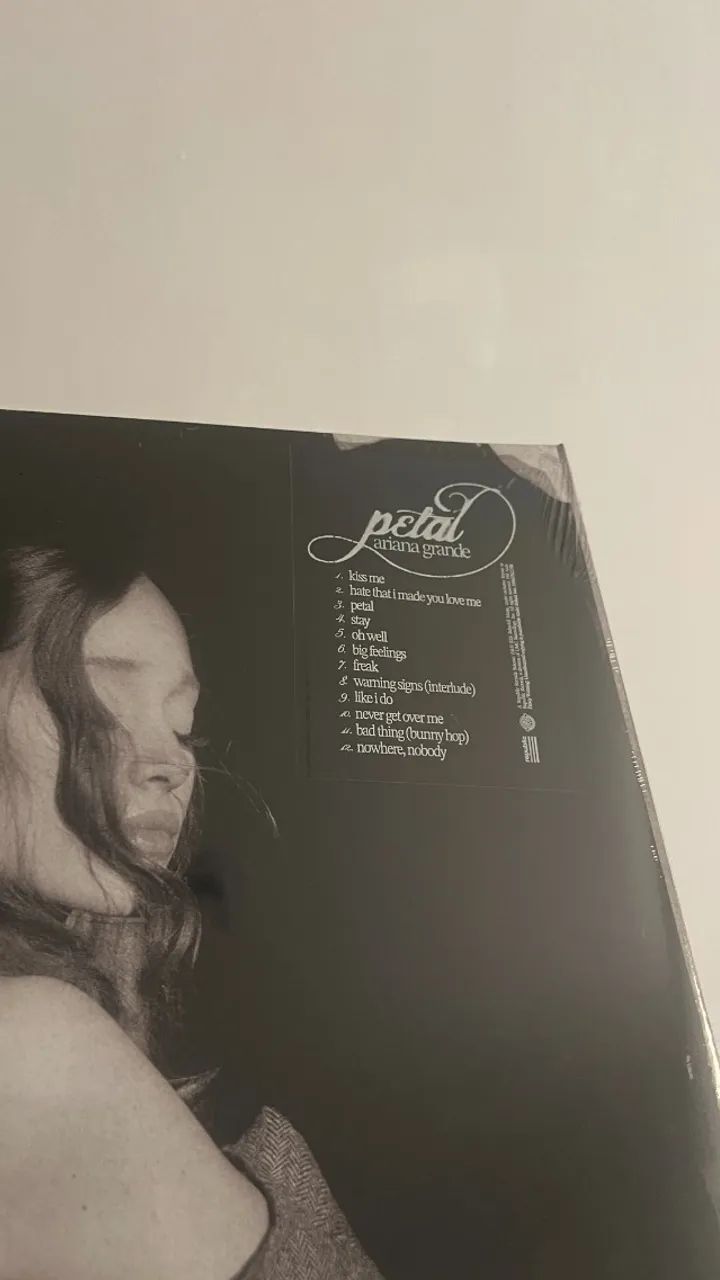 LP Petal - Ariana Grande (Vinil Translucent Pearly White) - Foto 2