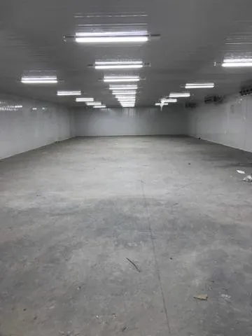 Câmara fria grande com antecâmara
