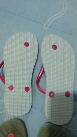2 pares de chinelo n 33/34 - Foto 5