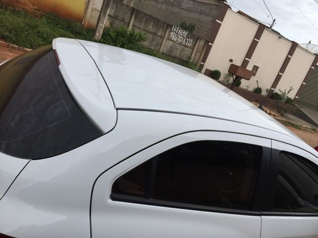 Vende se ônix Lt 1.0 branco analiso trocas - Foto 6