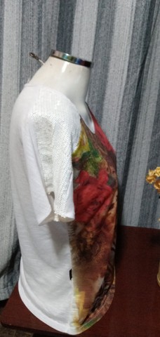 Blusa Estampada com Detalhes em Paetê -Tam. M - Foto 5