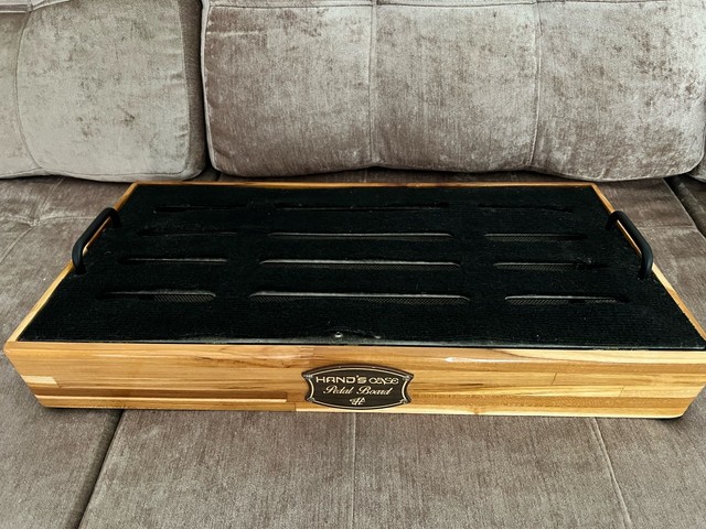 hands case pedalboard