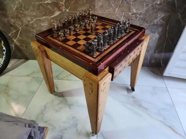 Mesa de xadrez com gaveta e 2 cadeiras