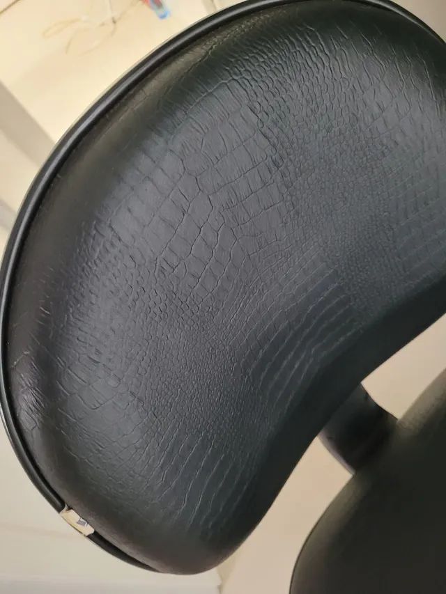 Cadeira de escritório com regulagem de altura do braço e encosto
