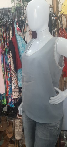 Blusa em Crepe Cinza NOVA - Tam. G - Foto 5