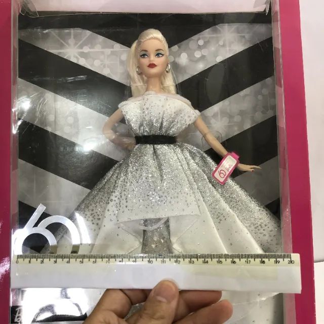 Colecionável Fem Mattel Boneca Barbie 60º aniversário desde 1959 60 anos modelo Raríssimo - Foto 5