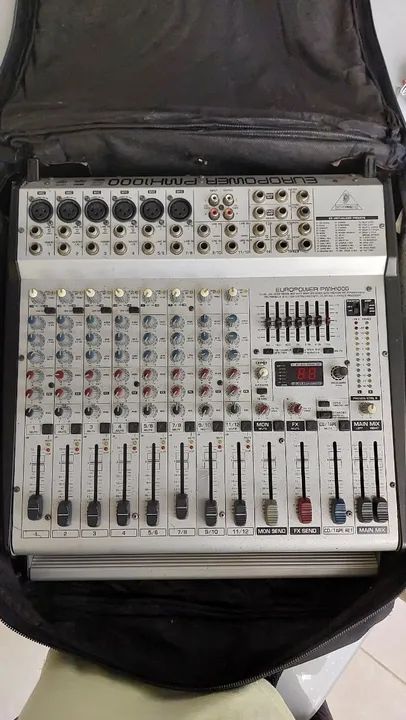Mesa Behringer Amplificada + 2 caixas Staner - Foto 2