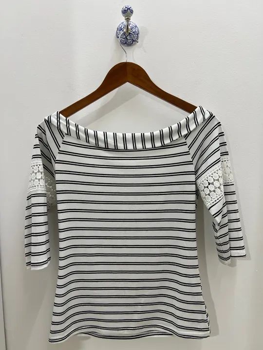 Blusa listrada branca e preta com renda