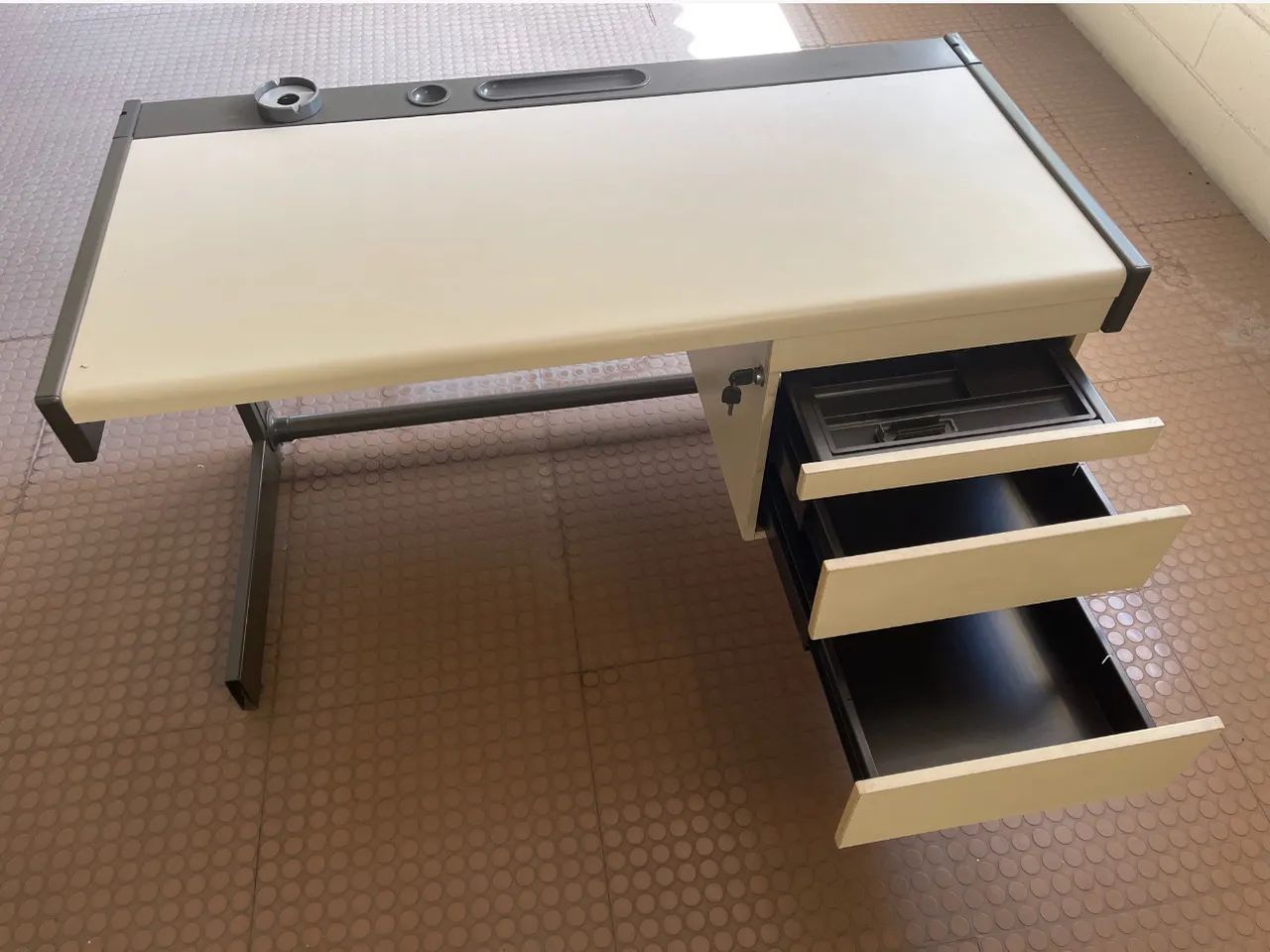 Mesa de escritório (125cm) VOKO com gaveta