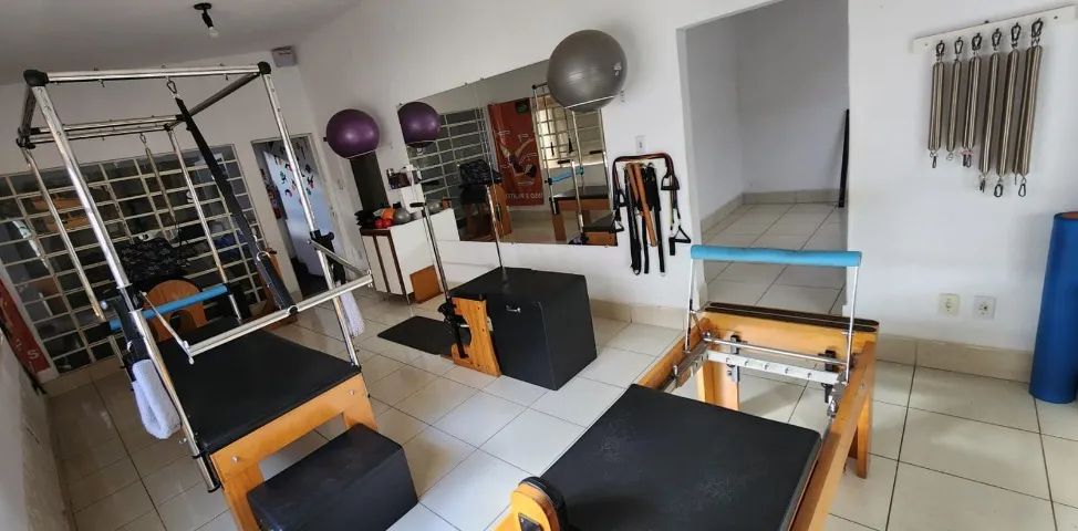 Estúdio de Pilates completo com aparelhos, acessórios, esteira e ar condicionado