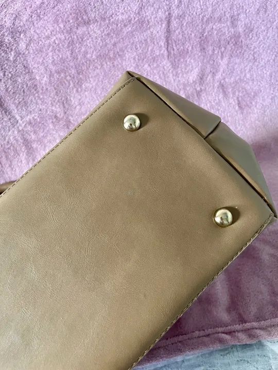 bolsa de mão bege com alça ajustável - Foto 6