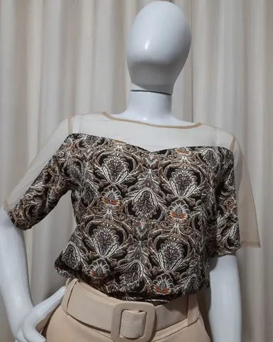 Blusa estampada 100% poliéster e tule, manga curta. <br>