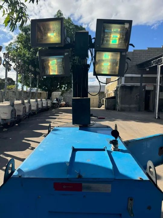 Torre de iluminacao Weber usada com 4 lâmpadas de 1000 watts usada - Foto 3