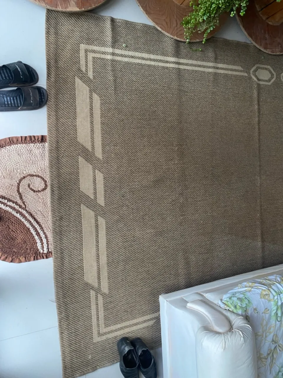 Tapete Decorativo Marrom com Detalhes