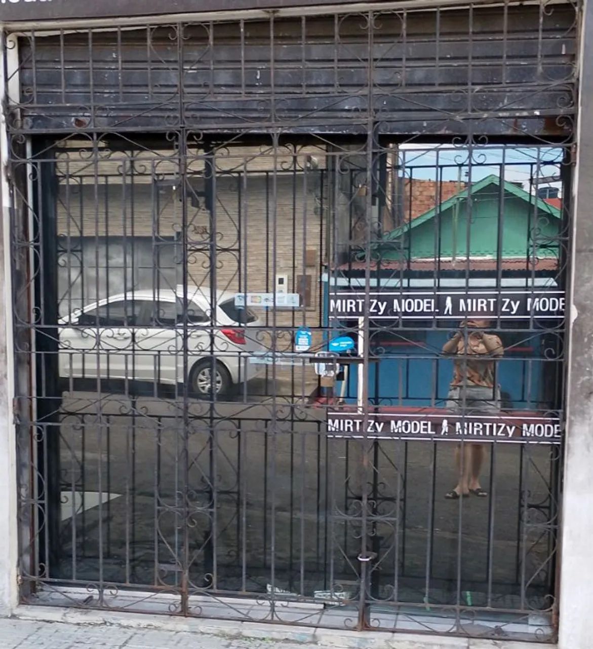 Grade de proteção com portão que abre e fecha  - Foto 2