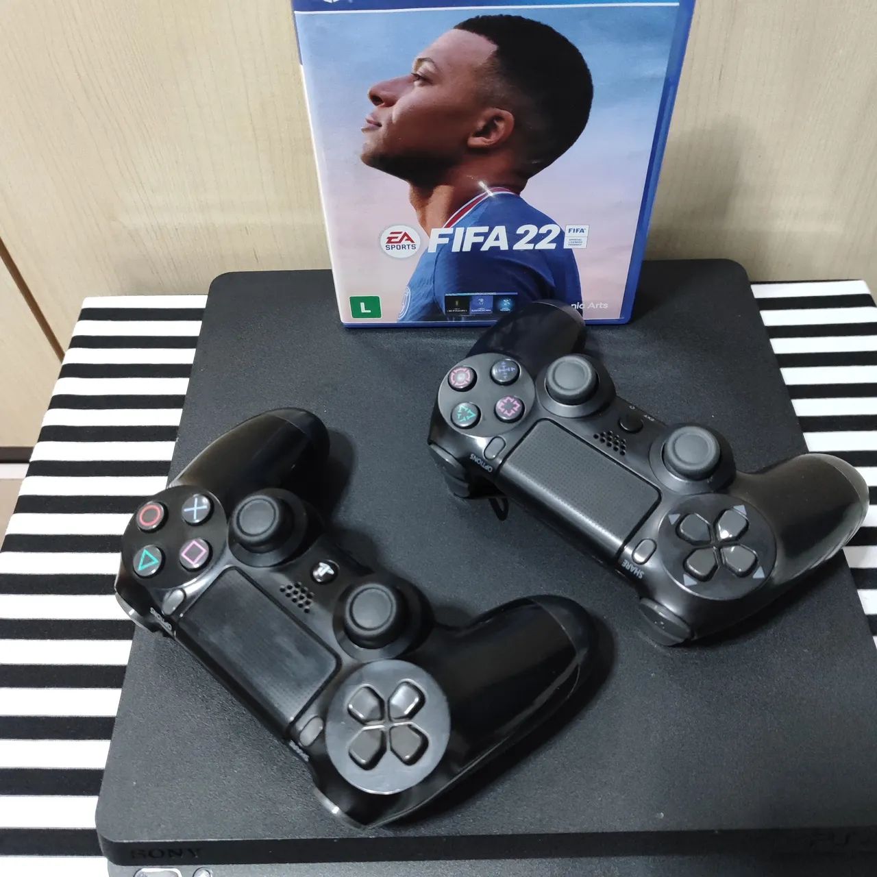 PS4 Slim + 2 controles e FIFA - faço envio  - Foto 3
