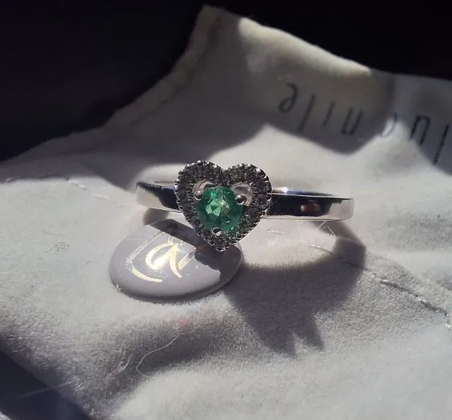 Anel Pavé em Ouro Branco 14k com Diamantes e Esmeralda - Foto 3