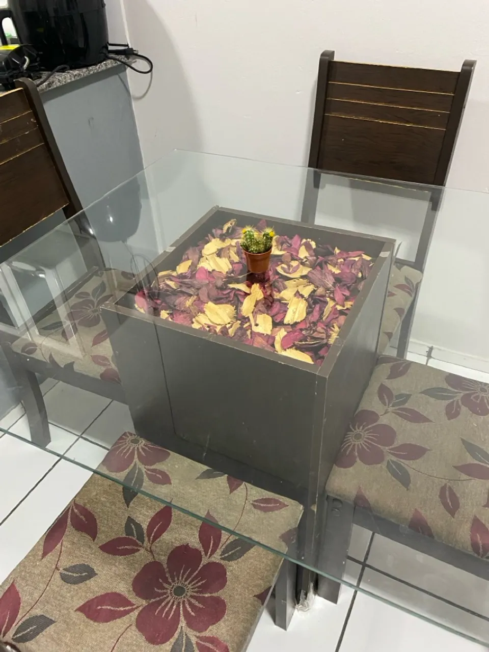 Mesa de Jantar com Detalhe Central e Cadeiras