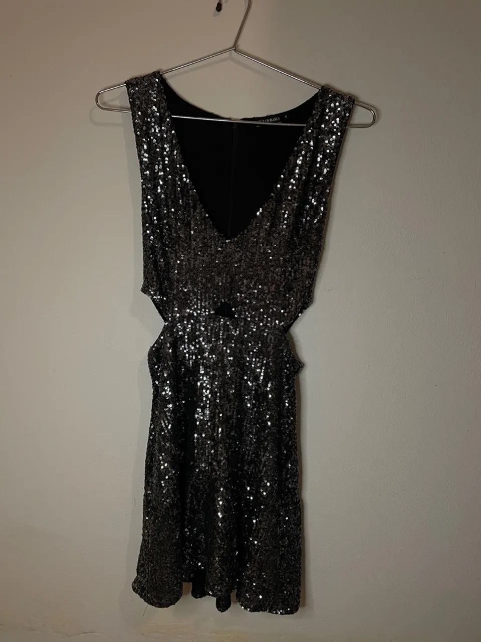 Vestido de paetê preto com recorte lateral