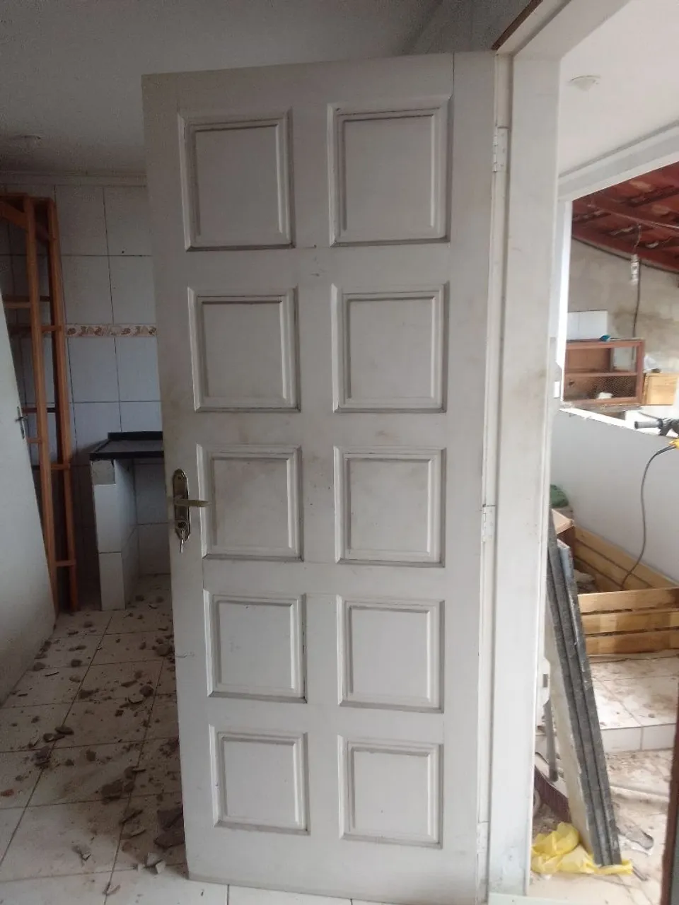 Porta de Madeira Maciça, duas janelas e uma báscula