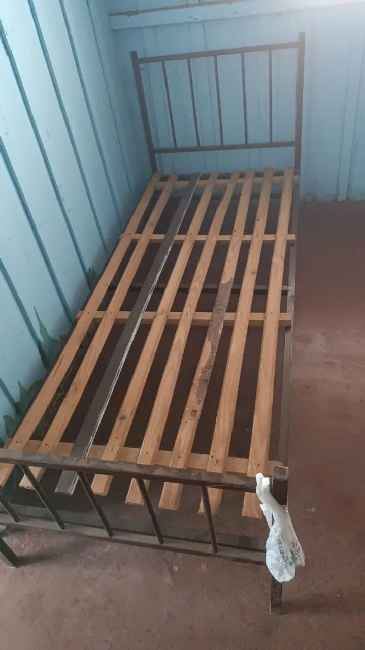 Cama solteiro de ferro