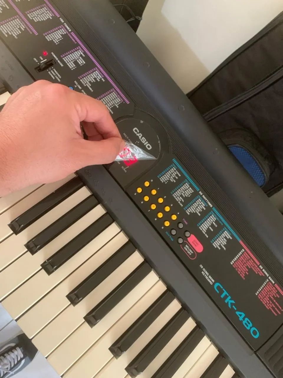 Teclado Casio CTK-480 em estado de zero, com fonte e pedestal - Foto 2